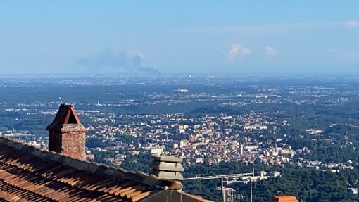 Grattacielo in fiamme a Milano, la gigantesca colonna di fumo visibile dal Sacro Monte