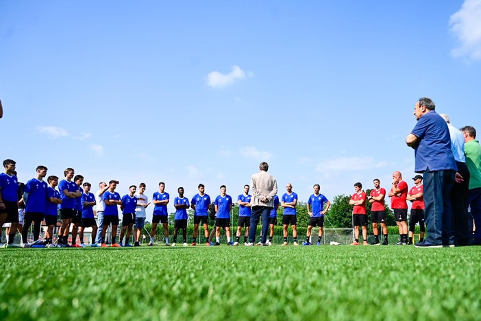 Claudio Milanese in mezzo al campo di Gallarate parla alla nuova Solbiatese al primo giorno della nuova stagione (foto Alessandro Umberto Galbiati)