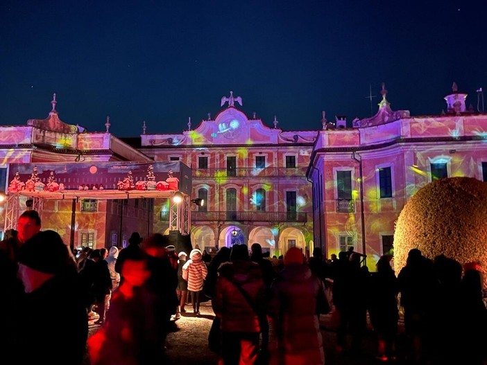 Il video mapping sulla facciata di Palazzo Estense del Natale 2023