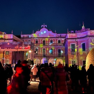 Il video mapping sulla facciata di Palazzo Estense del Natale 2023