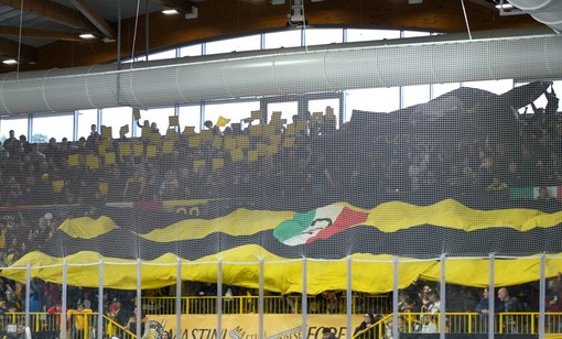 Il cuore caldo di Varese oggi batterà sul ghiaccio di via Albani per i suoi Mastini. Sotto in gallery i tifosi gialloneri presenti ieri all'ultimo allenamento per incitare la squadra (foto Alessandro Umberto Galbiati)