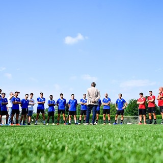 Claudio Milanese in mezzo al campo di Gallarate parla alla nuova Solbiatese al primo giorno della nuova stagione (foto Alessandro Umberto Galbiati)