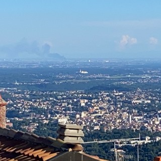 Grattacielo in fiamme a Milano, la gigantesca colonna di fumo visibile dal Sacro Monte