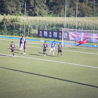 La clamorosa traversa colpita da Orellana, migliore in campo a Venegono, sullo 0-0 nel primo tempo dell'amichevole con la Pro Patria (foto tratta dalla diretta di Paolozerbi.com). Sotto in gallery alcune immagini postate dal sito ufficiale della Varesina Calcio