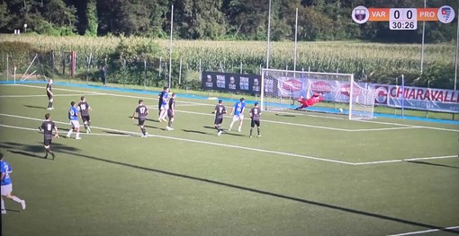 La clamorosa traversa colpita da Orellana, migliore in campo a Venegono, sullo 0-0 nel primo tempo dell'amichevole con la Pro Patria (foto tratta dalla diretta di Paolozerbi.com). Sotto in gallery alcune immagini postate dal sito ufficiale della Varesina Calcio