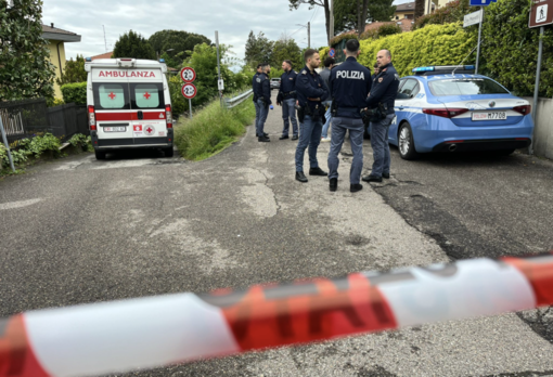 La polizia e l'ambulanza sul luogo dell'aggressione, in via Menotti a Varese