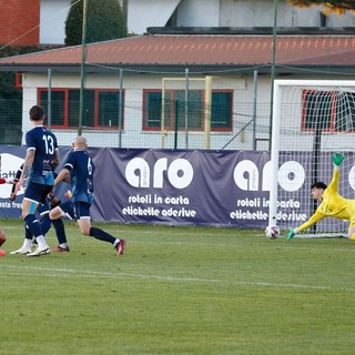 Bertoli si gira al 93' e spedisce la palla nell'angolino lontano ma il portiere del Vigasio con la punta delle dita dice incredibilmente che la partita deve finire 0-0 (foto Scaringi - Varesina Calcio)