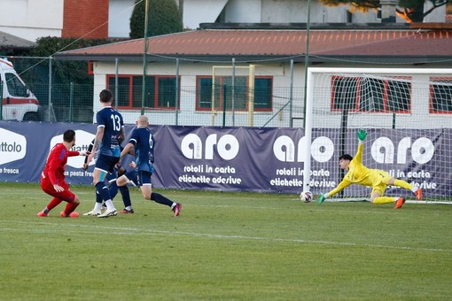 Bertoli si gira al 93' e spedisce la palla nell'angolino lontano ma il portiere del Vigasio con la punta delle dita dice incredibilmente che la partita deve finire 0-0 (foto Scaringi - Varesina Calcio)