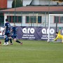 Bertoli si gira al 93' e spedisce la palla nell'angolino lontano ma il portiere del Vigasio con la punta delle dita dice incredibilmente che la partita deve finire 0-0 (foto Scaringi - Varesina Calcio)