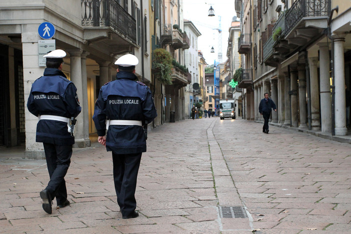 A Varese in un anno 40 daspo urbani della polizia locale: «Sempre più spesso dietro il degrado c'è l'alcol»