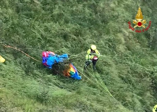 Tragedia nel Lecchese, parapendista di 46 anni si schianta e muore