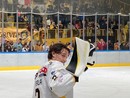 Rocco Perla dà il cinque ai piccoli grandi tifosi dei Mastini (foto Alessandro Umberto Galbiati)