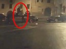 Un uomo cammina sui tetti delle auto in piazza della Motta a Varese