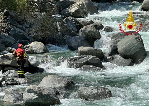 I vigili del fuoco impegnati nelle ricerche in Valtellina. Sotto: i soccorsi nella Bergamasca