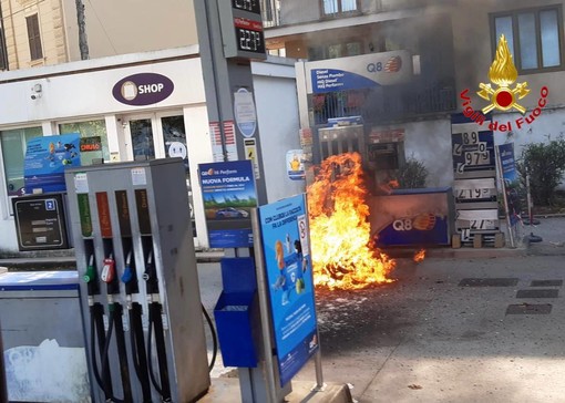 FOTO. Fa benzina al distributore e la moto prende fuoco: motociclista ustionato a Luino