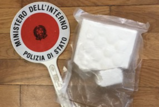 Trovato con mezzo chilo di cocaina sull'auto: arrestato