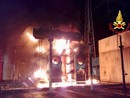 FOTO. Trasformatore con 6000 litri di olio in fiamme in una centrale di Cagno: vigili del fuoco al lavoro da stanotte