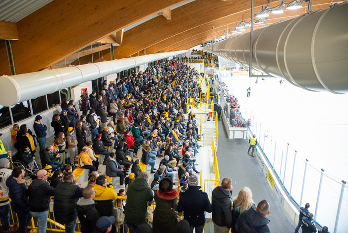 Varese (in foto), Feltre, Torre Pellice, Alleghe da molte settimane, Cavalese da tempo e anche Alba di Canazei grazie ai derby con il Fiemme sono alcune delle piste con più pubblico della IHL