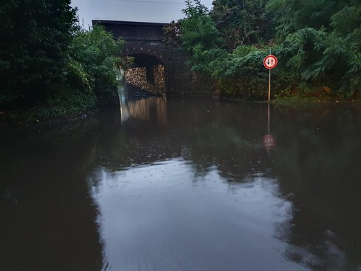 L'unica certezza quando piove: il ponticello allagato (e adesso c'è pure un altro problema)