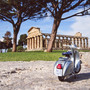 La Vespa davanti alle rovine di Paestum e, là sullo sfondo, Alberto Bortoluzzi di spalle