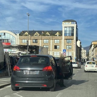 Nei giorni di mercato in piazza Repubblica è sempre più sosta selvaggia: «Quelle auto che occupano la corsia sono un pericolo»