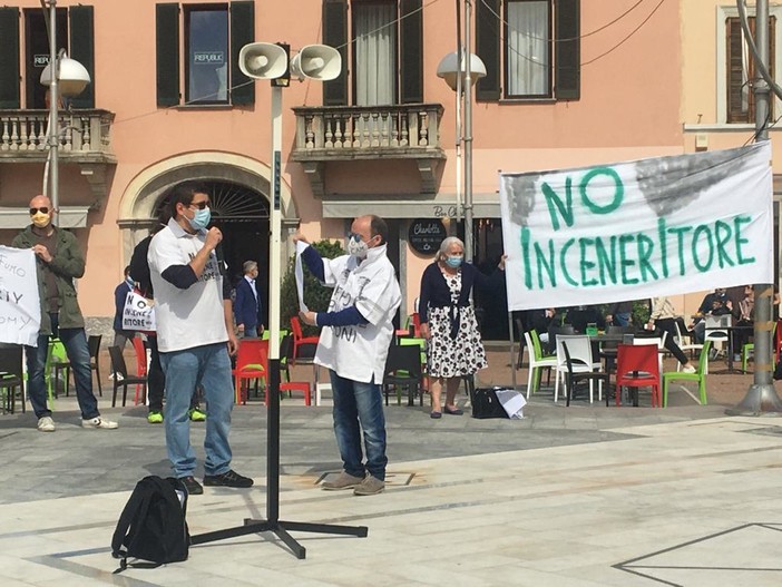 La protesta in piazza Santa Maria