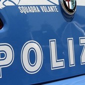 Giovane minaccia di buttarsi dal sesto piano, salvata dalla polizia