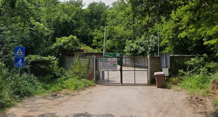 L'ingresso della piazzola ecologica di Porto Ceresio