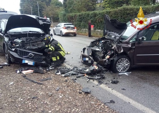 FOTO. Frontale sulla statale della Valganna, due automobilisti finiscono in pronto soccorso