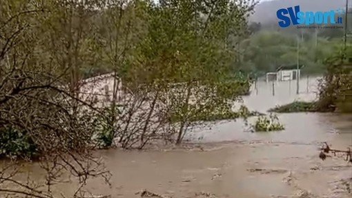 MALTEMPO IN LIGURIA/2. Il Bormida esonda e invade lo stadio (video)