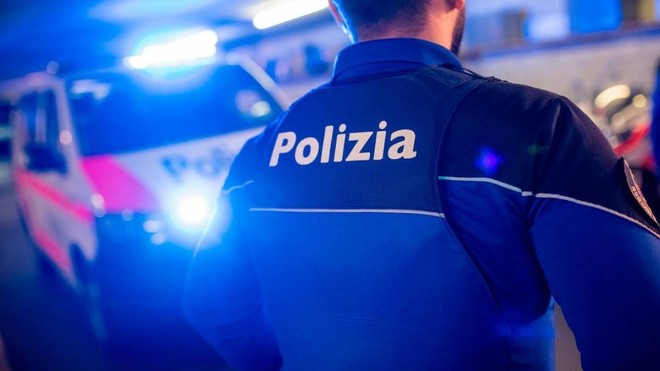 Contromano in autostrada in Canton Ticino, si scontra con l'auto della polizia