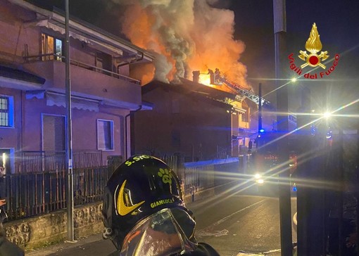 FOTO. Casa in fiamme nel Milanese, intervento in forze dei vigili del fuoco: mezzi anche dal Varesotto