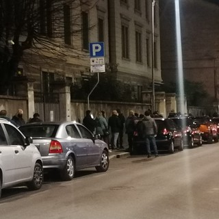 Le persone in coda in via Bernardino Luini in attesa dei pasti preparati dalle suore della Riparazione