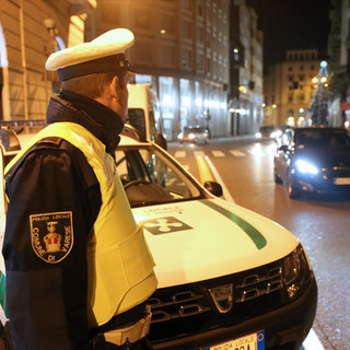 Controlli con auto civetta per le strade di Varese: la polizia locale pizzica 183 &quot;furbetti del telefonino&quot; e 120 persone senza cinture