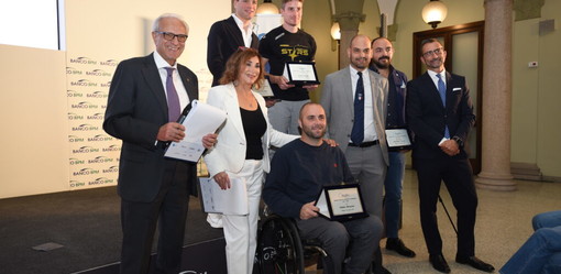 Pierpaolo Frattini, direttore generale della Canottieri Varese e secondo in piedi da destra ha ricevuto il premio &quot;realtà lombarda dell'anno&quot;