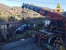 FOTO. Paura a Viggiù: esce di strada e vola con l'auto in un giardino