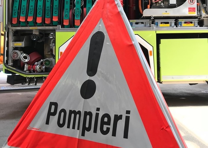 Incendio nella notte in un parcheggio di Mendrisio: trenta evacauti, due intosscati