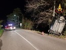 Coquio, si schianta contro un palo e si ribalta con l'auto: paura per una ragazza di 22 anni