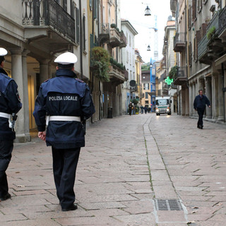 A Varese in un anno 40 daspo urbani della polizia locale: «Sempre più spesso dietro il degrado c'è l'alcol»