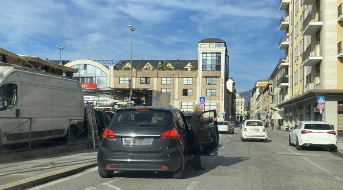 Nei giorni di mercato in piazza Repubblica è sempre più sosta selvaggia: «Quelle auto che occupano la corsia sono un pericolo»