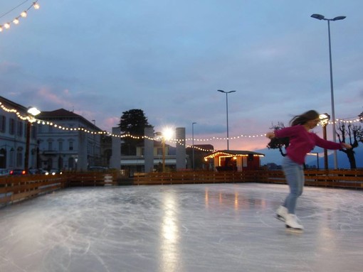 Ritorna la pista di pattinaggio a Luino: inaugurazione il 30 novembre con spettacolo e divertimento per tutti