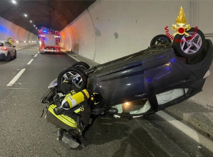 Auto si ribalta in galleria sulla A26: una persona ferita