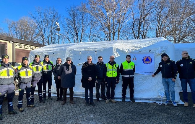 Il sindaco Galimberti e l'assessore Catalano nella sede della protezione civile di Varese davanti alla nuova tenda per la gestione delle emergenze