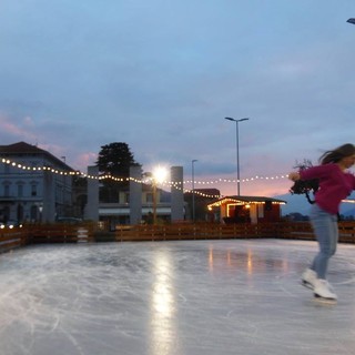 Ritorna la pista di pattinaggio a Luino: inaugurazione il 30 novembre con spettacolo e divertimento per tutti