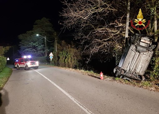 Coquio, si schianta contro un palo e si ribalta con l'auto: paura per una ragazza di 22 anni