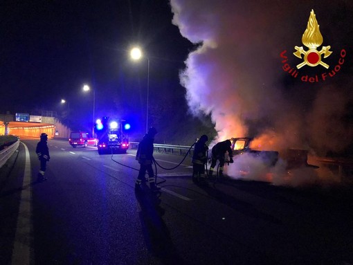 Veicolo distrutto dalle fiamme sulla 336 di Malpensa. Il conducente riesce a mettersi in salvo