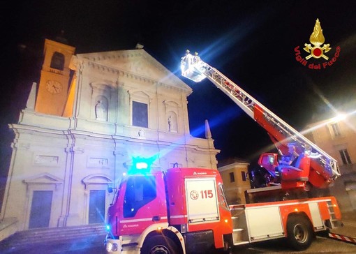 Saronno, ventenne ubriaco sul tetto della chiesa Prepositurale. Salvato da pompieri e carabinieri