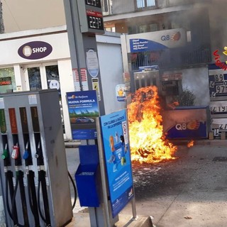 FOTO. Fa benzina al distributore e la moto prende fuoco: motociclista ustionato a Luino