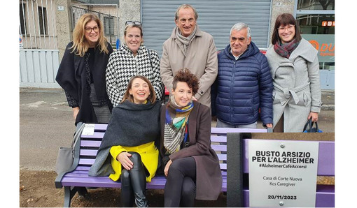 A Busto una panchina viola dedicata all’Alzheimer. Con un messaggio alle famiglie: «Non siete sole»