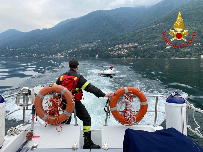 Diportista in difficoltà sul Lago Maggiore, lo salvano i vigili del fuoco